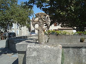 Archivo:"Cruz de Tolosa" Fanjeaux (Depart. Aude, reg. Languedoc-Roussillon, Francia)