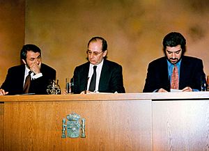 Archivo:1996-09-13, Miguel Ángel Rodríguez durante la rueda de prensa posterior al Consejo de Ministros junto al vicepresidente segundo y ministro de Economía y el ministro del Interior