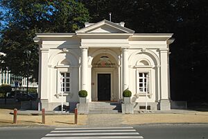 Archivo:Anciens pavillons d'octroi de la Porte de Namur 01