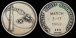 Archivo:Apollo 9 Flown Silver Robbins Medallion (SN-260)