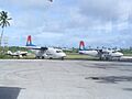 Avions sur la piste de l'aéroport international de Bonriki, Tarawa-Sud