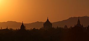 Archivo:Bagan Sunset