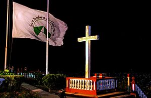 Archivo:Bandera de Holguín en la Loma de la Cruz