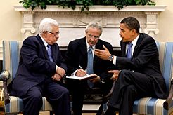 Archivo:Barack Obama meets with Mahmoud Abbas in the Oval Office 2009-05-28 1