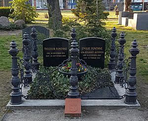 Archivo:Berlin Französischer Friedhof II Grab Theodor Fontane 2022 sc