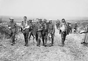 Archivo:British wounded Bernafay Wood 19 July 1916