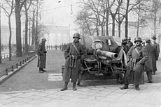 Archivo:Bundesarchiv Bild 183-H25109, Kapp-Putsch, Brigade Erhardt, Berlin