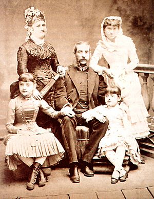 Archivo:Cáceres y su familia