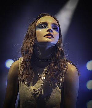 Archivo:CHVRCHES - Lauren Mayberry - Palace Theatre - The Current - St. Paul (45098103931)