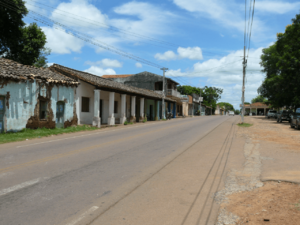 Archivo:Caapucu-casas coloniales y ruta 1