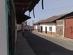 Calle de Ario de Rosales - panoramio.jpg