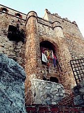 Archivo:Castillo de Manzaneque desde abajo