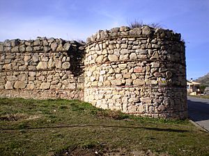 Archivo:Castillo viejo de Manzanares el Real