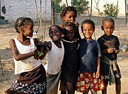 Archivo:Children in Namibia(1 cropped)