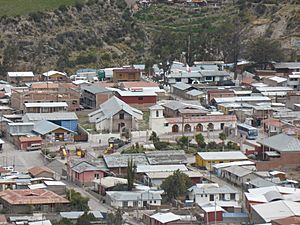 Archivo:Comuna de Putre, vista parcial con la iglesia, Provincia de Parinacota, norte de Chile