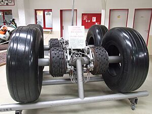 Archivo:Concorde undercarriage Speyer 02 with disc brakes