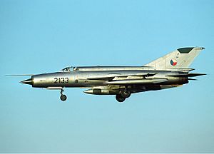 Archivo:Czechoslovak Air Force Mikoyan-Gurevich MiG-21R Lofting-5
