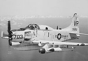 Archivo:Douglas EA-1F Skyraider of VAW-13 in flight, circa in 1966