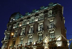 Archivo:Edificio en la Gran Vía de Granada