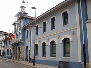 Archivo:El Astillero - Ayuntamiento 1