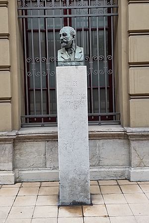 Archivo:Escultura de Armando Palacio Valdés en Avilés