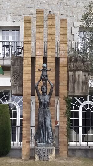Archivo:Estatua d'homenatge a l'Estatut de Sau