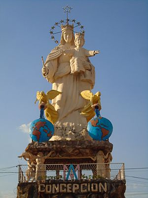 Archivo:Estatua de la virgen María Auxiliadora (centro de Concepción).