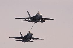 Archivo:FA-18 Hornet and Super Hornet 040913-N-8158F-155