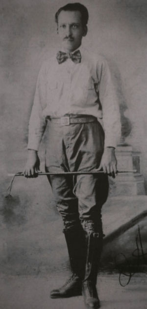 Archivo:Farabundo Martí (1893-1932) with riding crop