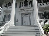 Archivo:Front steps of Bellamy Mansion in Wilmington, NC IMG 4286