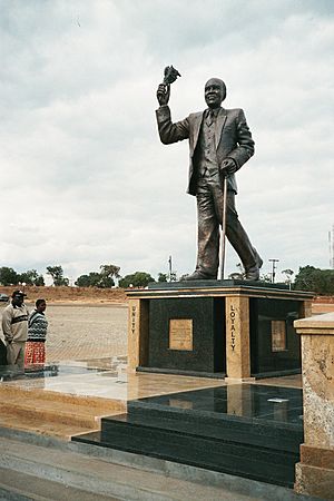 Archivo:Hastings Kamuzu Banda-Denkmal Lilongwe