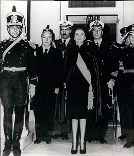Archivo:Isabel Perón y López Rega junto a Granadero y oficiales argentinos
