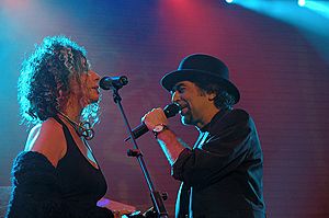 Archivo:Joaquin Sabina y Olga Roman in concert