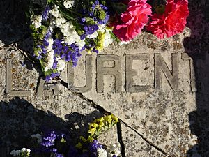 Archivo:Lápida de la tumba del fotógrafo J. Laurent, el día del 200 aniversario de su nacimiento, Madrid, España, Spain