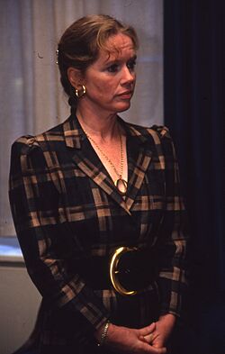 Liv Ullmann mottar Trondheim kommunes kulturpris (1987) (48909265588).jpg
