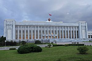 Archivo:Mansudae Assembly Hall