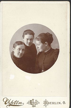 Archivo:Margaret Maltby (center) with her sisters Betsy (Maltby) Mayhew and Martha Jane Maltby, January 18, 1892