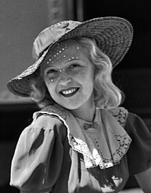 Marta Eggerth in Los Angeles, 1935 (cropped).jpg