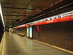 Archivo:Metro Barcelona station Universitat L1