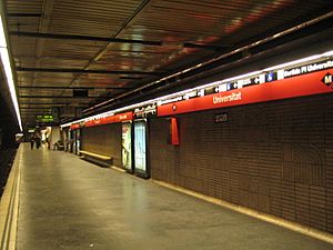 Archivo:Metro Barcelona station Universitat L1