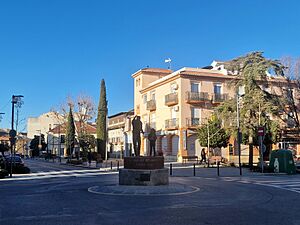 Archivo:Monumento a la Fiesta del Resucitado, en Cúllar Vega (Granada)
