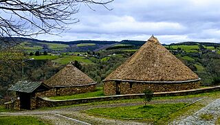 Pallozas de San Román, en el municipio de Cervantes (Lugo, España).jpg