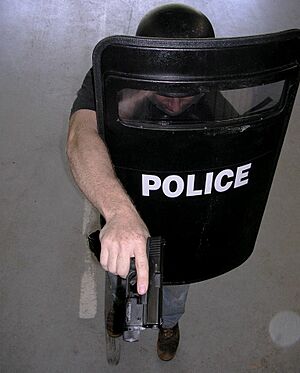Archivo:Police Officer with balistic shield