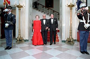 Archivo:President Ronald Reagan and Nancy Reagan with President Jaime Lusinchi of Venezuela