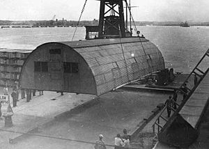 Archivo:Quonset hut emplacement in Japan
