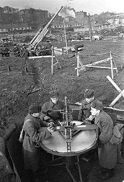 Archivo:RIAN archive 14 Anti-aircraft gunners defending Moscow