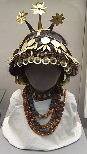 Archivo:Reconstructed sumerian headgear necklaces british museum