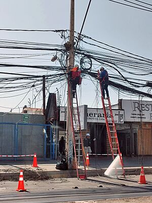Archivo:Retiro de Cables en Desuso - Contaminación Visual - Plaza de Maipú