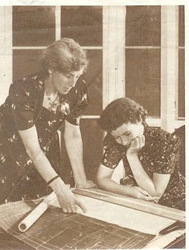Archivo:Rhoda Jenkins with Nora Stanton Barney