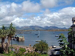 Archivo:Roundstone - geograph.org.uk - 305758